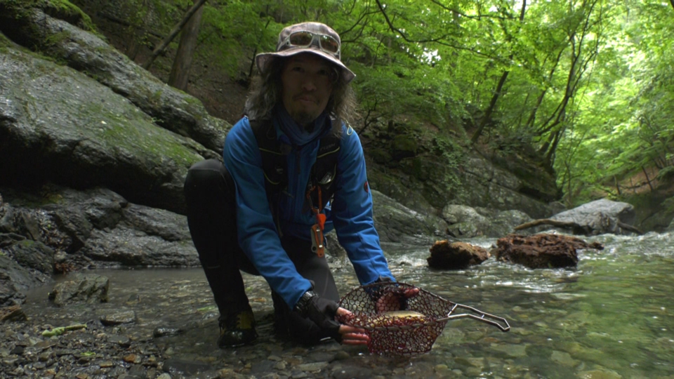 381 躍動感溢れるプロ登山家の釣り～イワナを求めて秩父の源流に分け